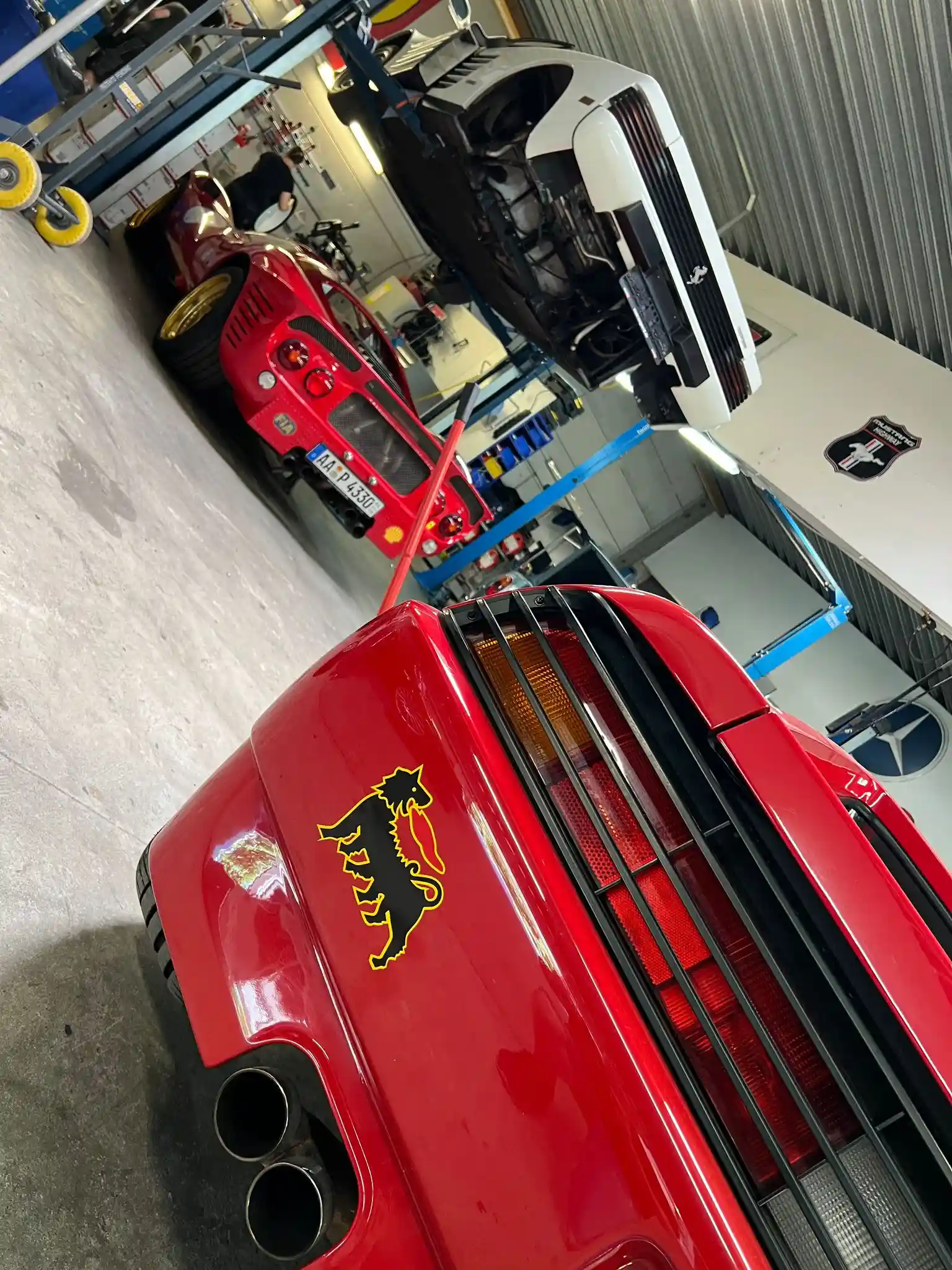 Wagen 12 GmbH Autohaus roter Ferrari