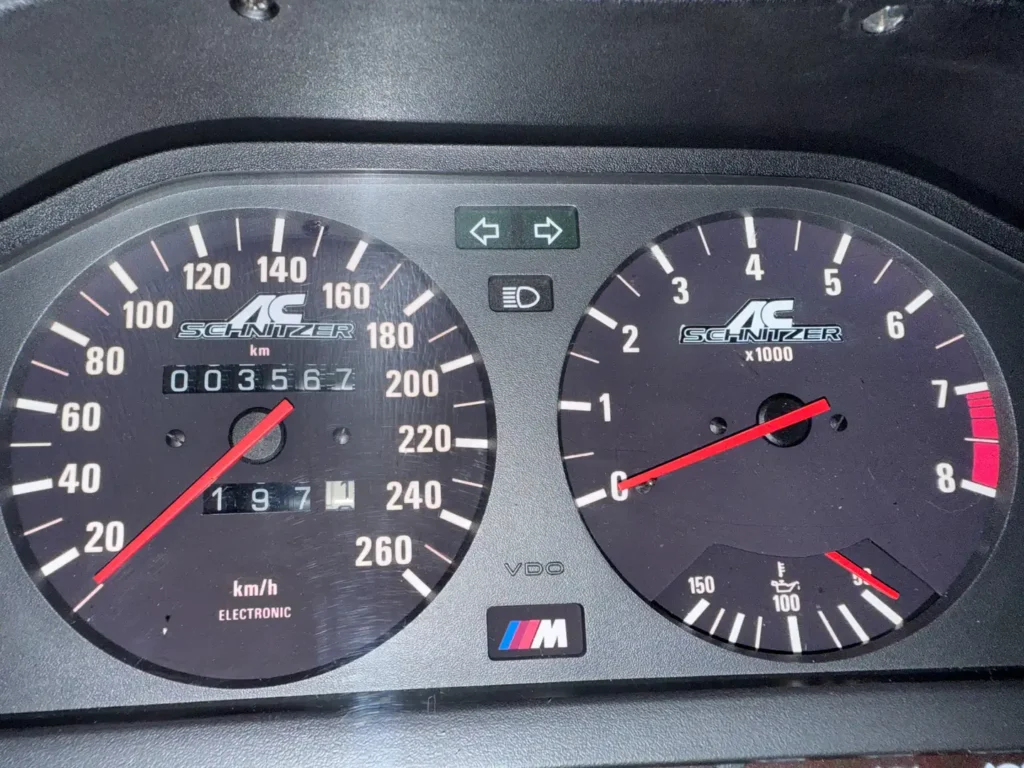 Klassische Armaturen eines BMW 325i E30 AC Schnitzer mit Tacho, Drehzahlmesser und Temperaturanzeige im Vintage-Cockpit