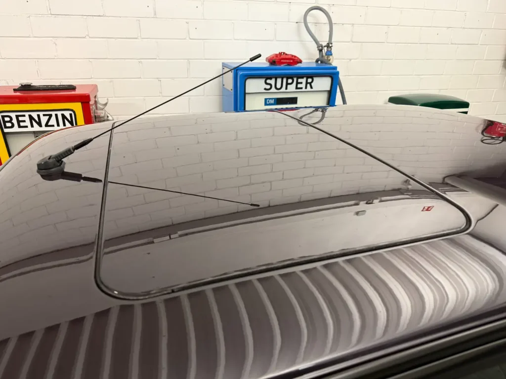 Dachansicht eines BMW 325i E30 AC Schnitzer Collector-Modells mit Schiebedach und Antenne im klassischen Design