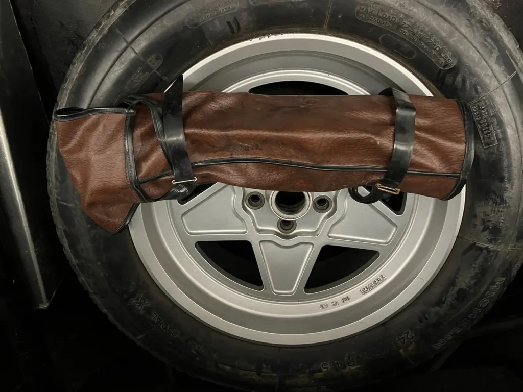 Ferrari 400i V12 Classic Collector-Car mit Fokus auf Ersatzrad und Bordwerkzeugmappe im klassischen Design