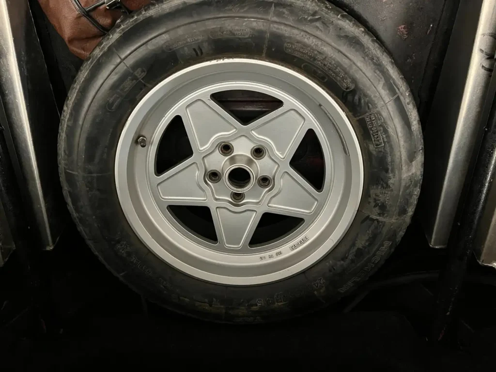 Ferrari 400i V12 Classic Collector-Car mit Fokus auf Ersatzrad im klassischen Design