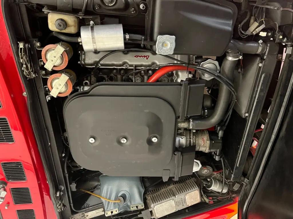Fiat Dino Spider mit geöffnetem Motorraum, V6-Ferrari-Motor mit 2-Liter-Hubraum im Detail sichtbar unter der Motorhaube
