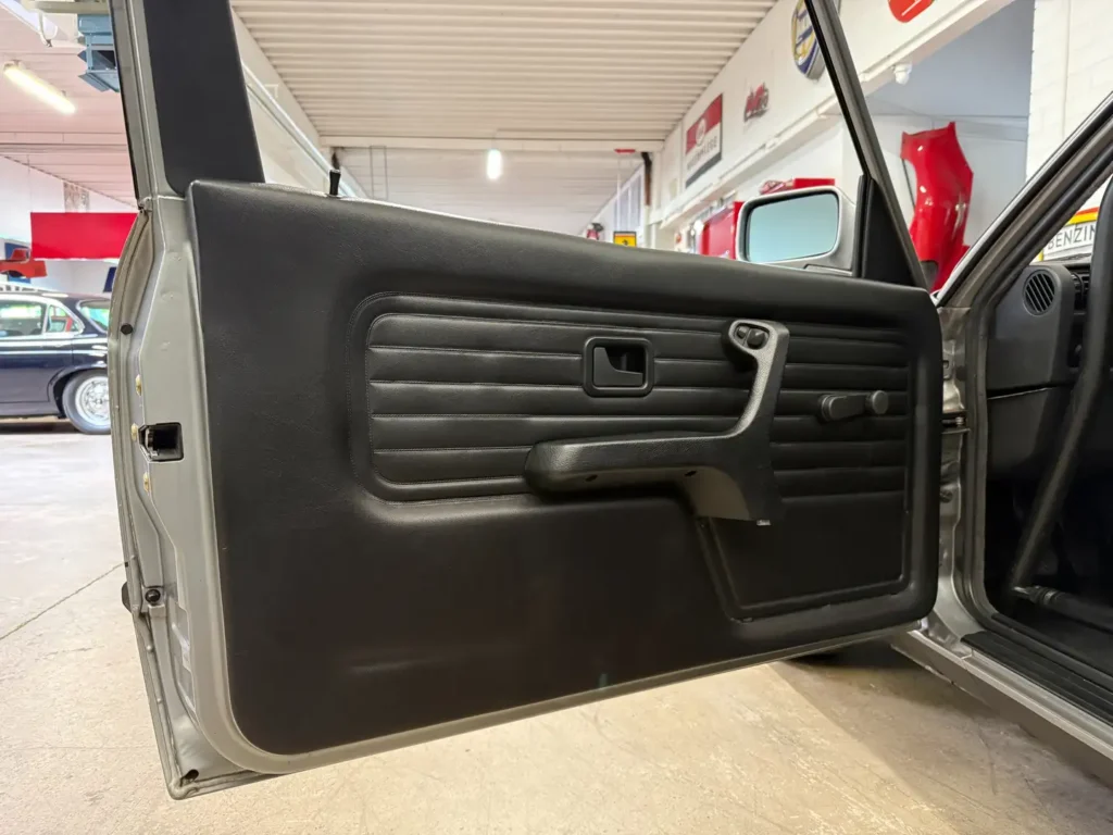 BMW 316 E34 3.5 V8 Sicht auf offene Fahrertuer