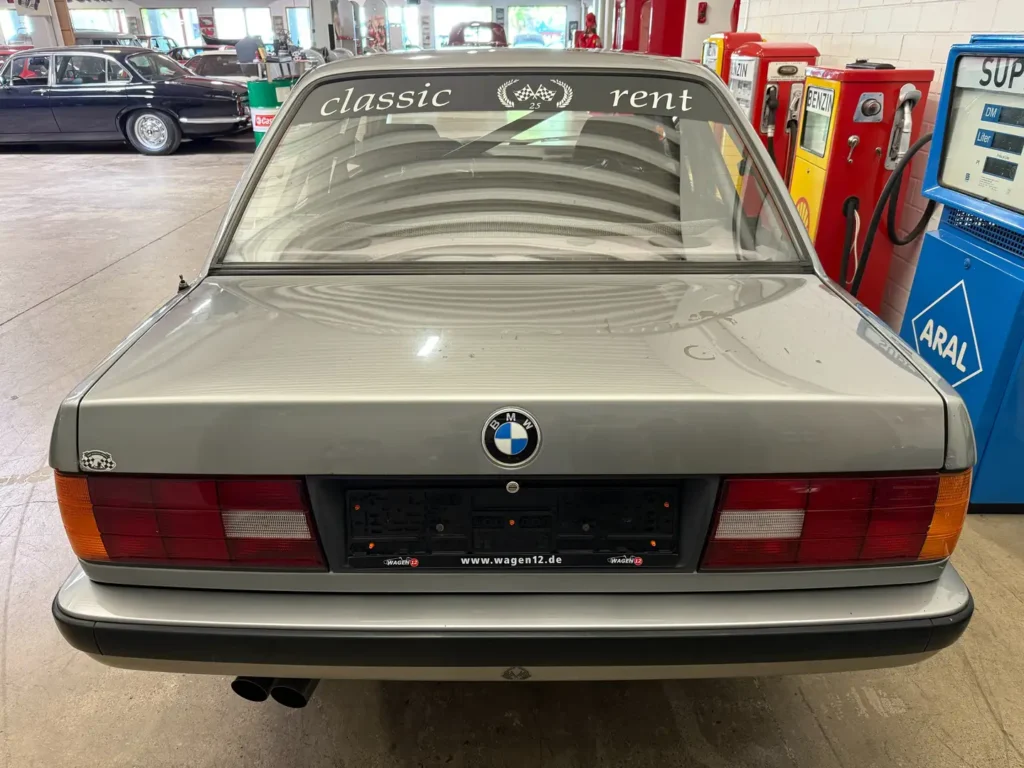 BMW 316 E34 3.5 V8 Sicht auf Kofferraumdeckl und Heckscheibe