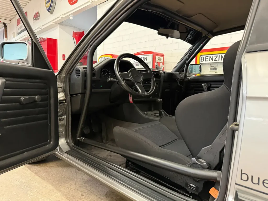 BMW 316 E34 3.5 V8 offfene Fahrertuer Sicht auf Lenkrad und Fahrersitz