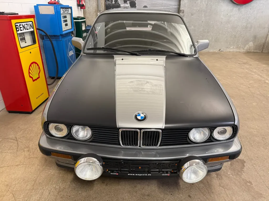 BMW 316 E34 3.5 V8 Sicht von schraeg oben auf Motorhaube