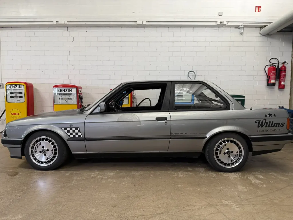 BMW 316 E34 3.5 V8 Seitenansicht vor Benzin Zapfsaeulen