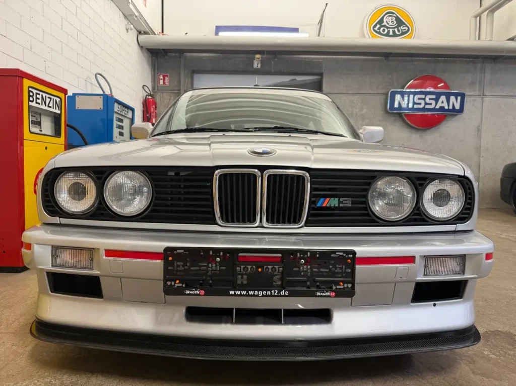 BMW M3 Frontansicht auf Kuehlergrill.