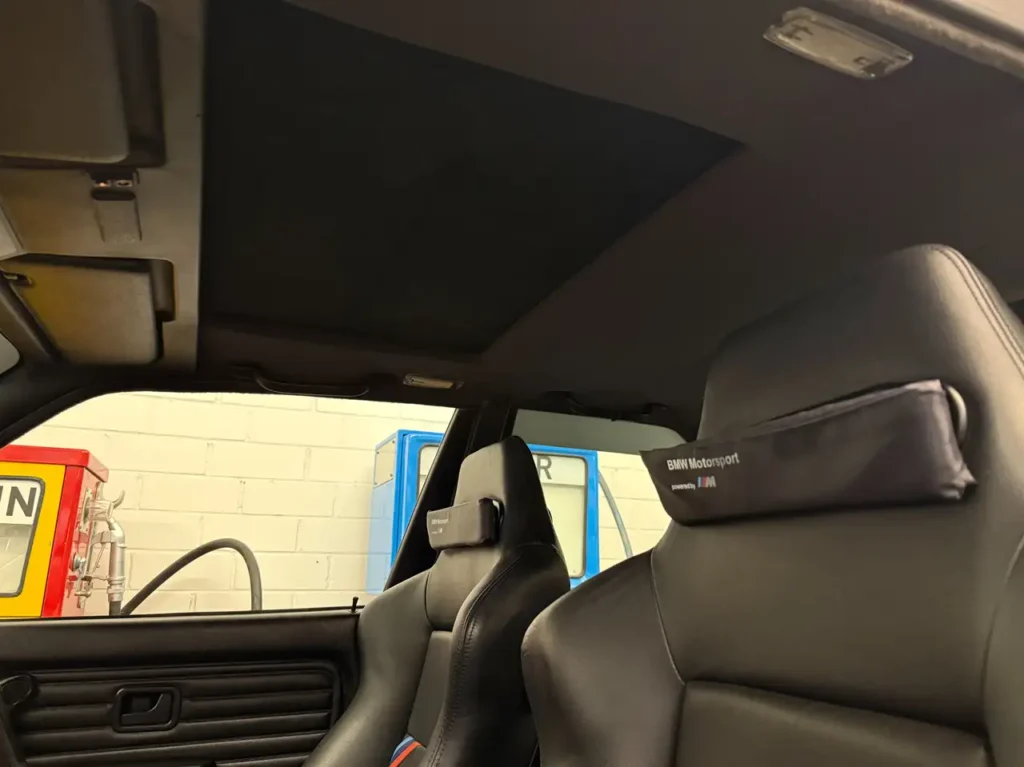 BMW M3 Blick auf Dachhimmel innen.