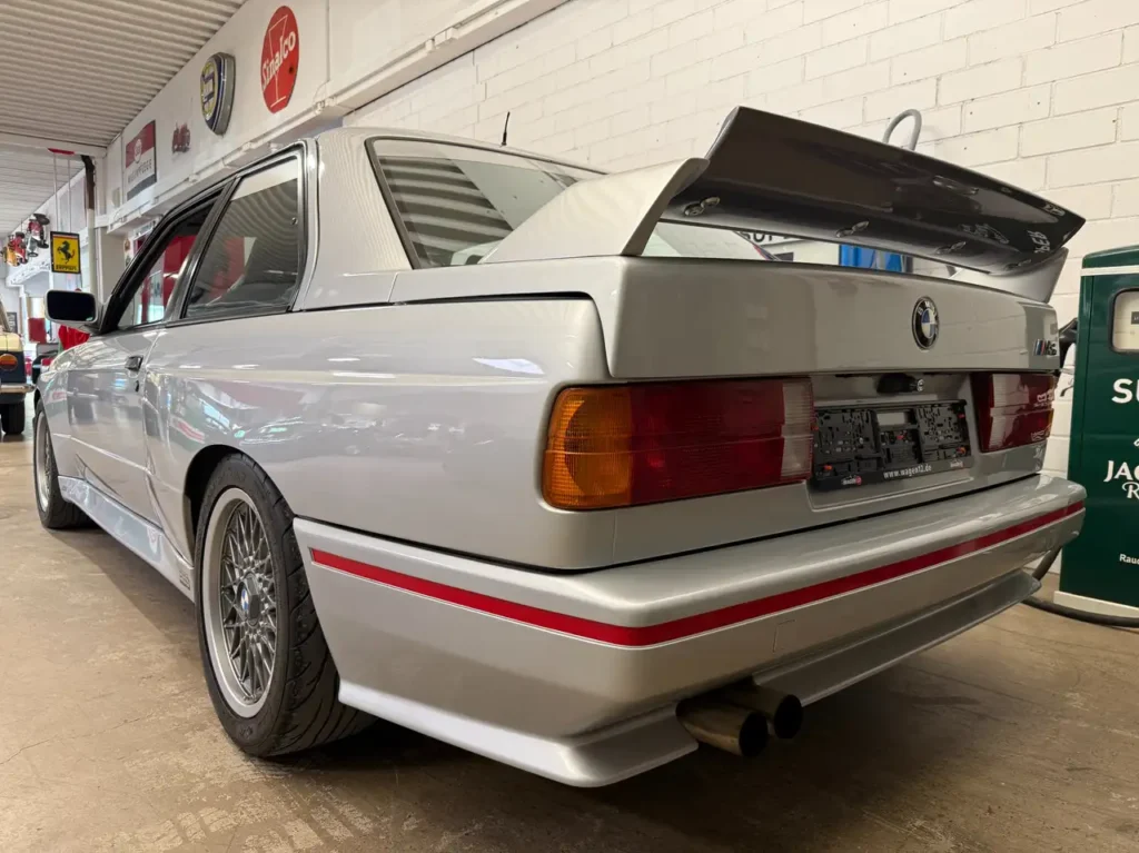 BMW M3 Kotfluegel hinten links.