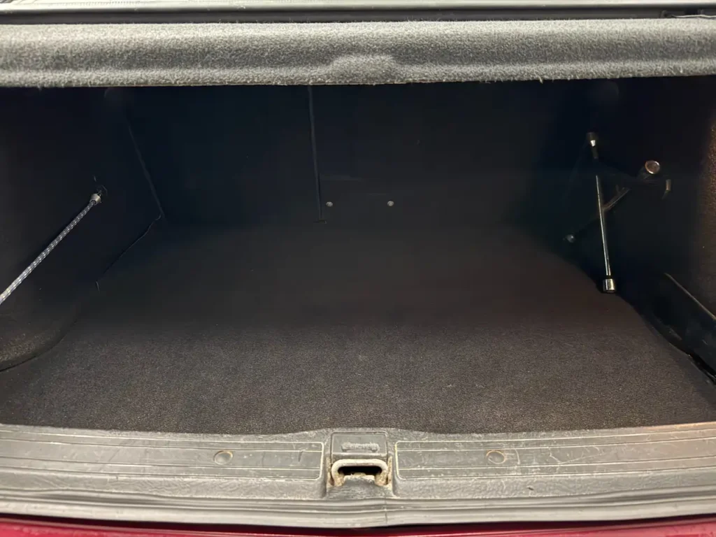 Citroën XM V6 Exclusive Kofferraun offen Sicht auf Teppich