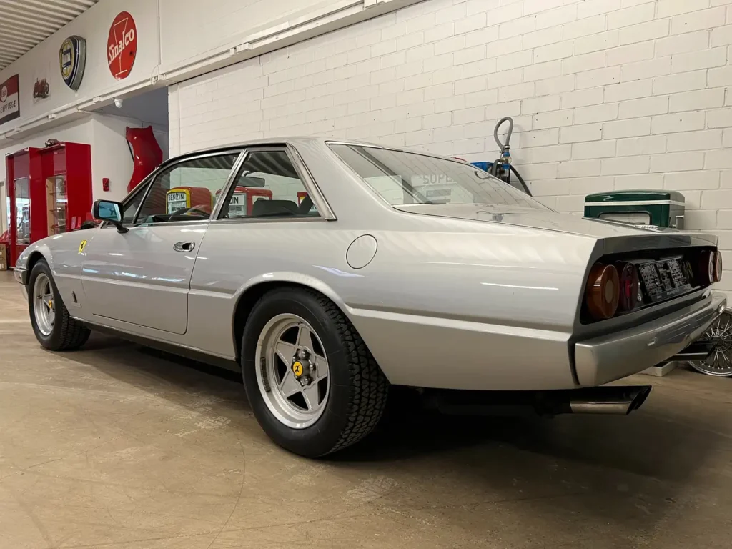 Ferrari 400 V12 silber Kotfluege hinten links