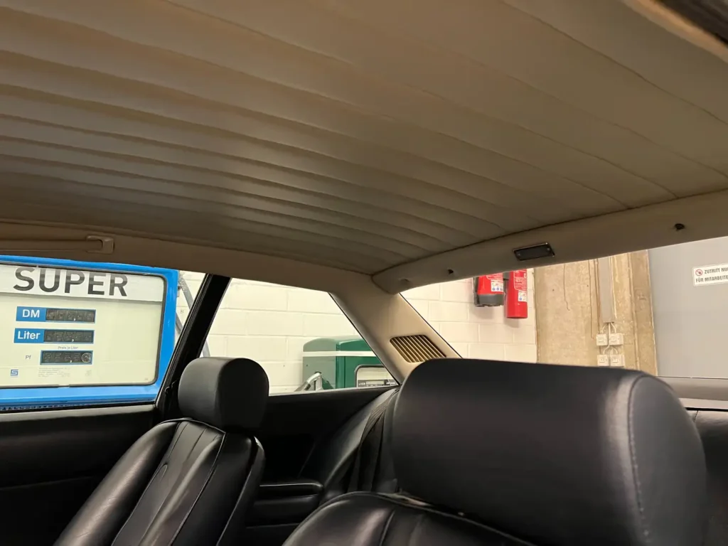 Ferrari 400 V12 silber Sicht innen auf Dachhimmel