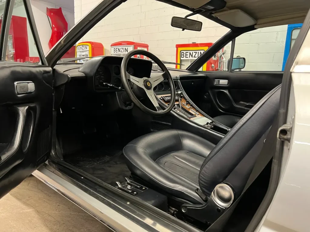 Ferrari 400 V12 silber Sicht auf Fahrersitz