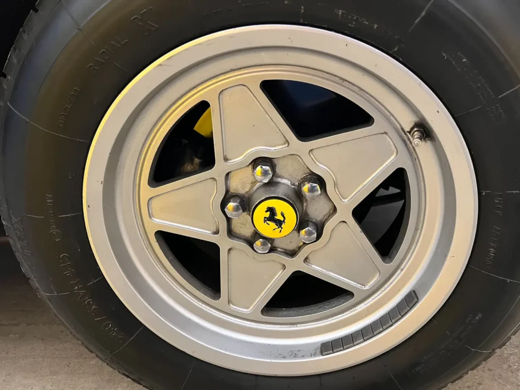Ferrari 400 V12 silber Sicht auf Felge und Reifen