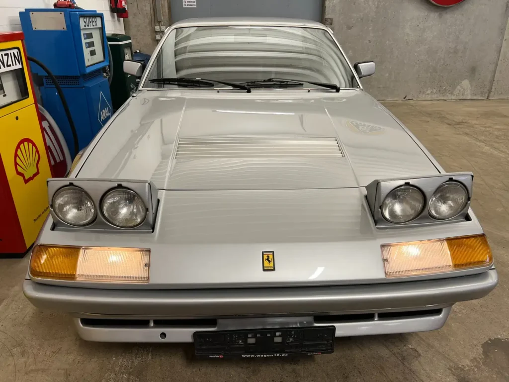 Ferrari 400 V12 silber Sicht auf offene Klappscheinwerfer