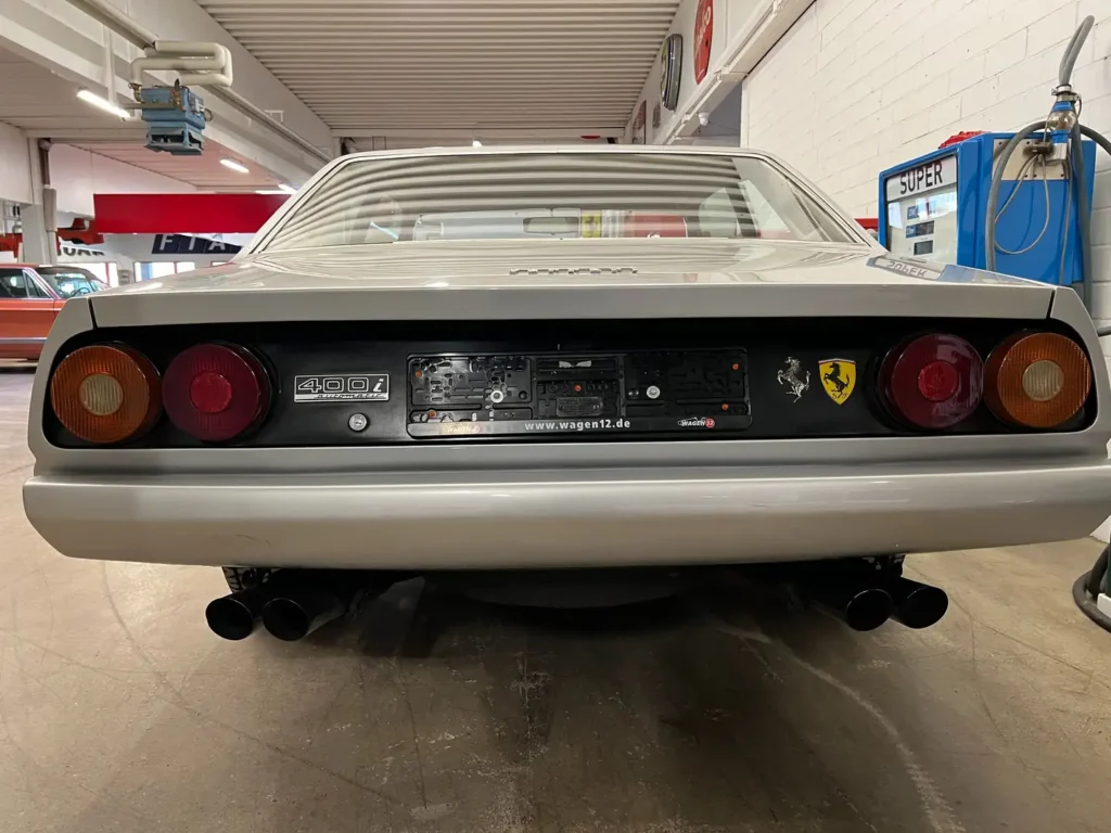 Ferrari 400 V12 silber Sicht auf Heck und Auspuff