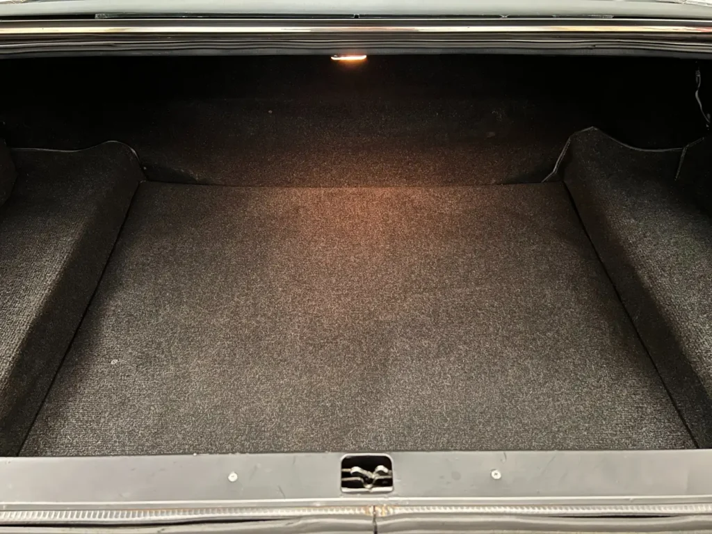 Ferrari 400 V12 silber Sicht auf geöffneten Kofferraum Innenasicht