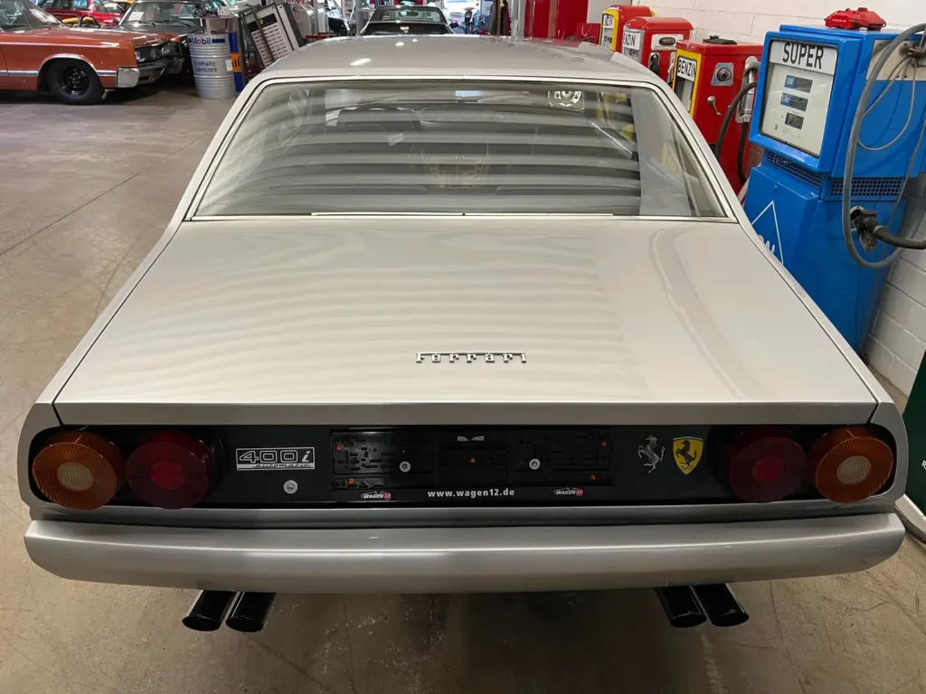 Ferrari 400 V12 silber Sicht auf Heckklappe