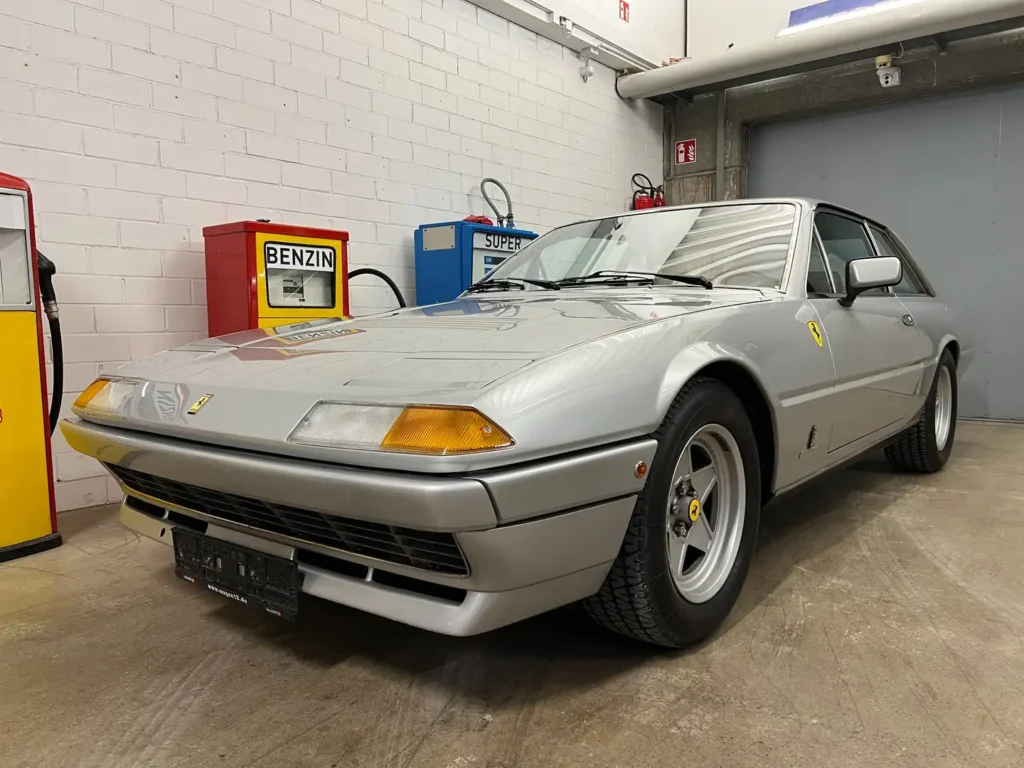 Ferrari 400 V12 silber Sicht auf Kofgluegel Fahrerseite