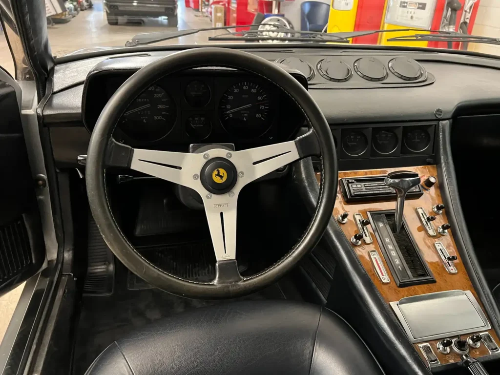 Ferrari 400 V12 silber Sicht auf Lederlenkrad