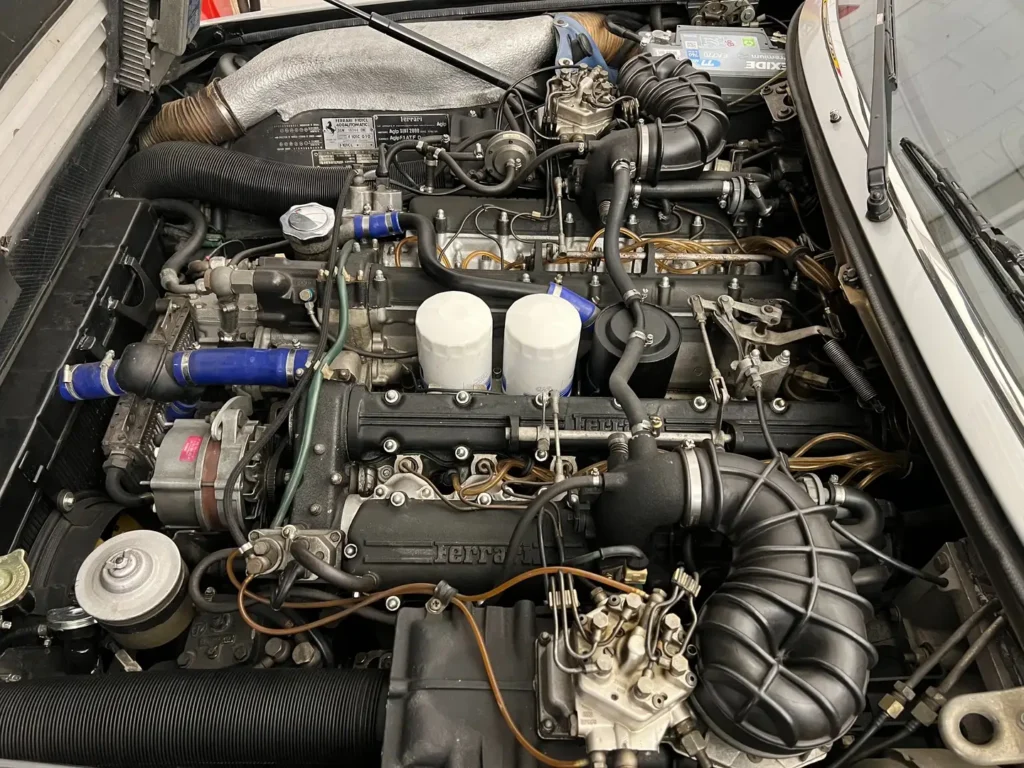 Ferrari 400 V12 silber Sicht auf Motor