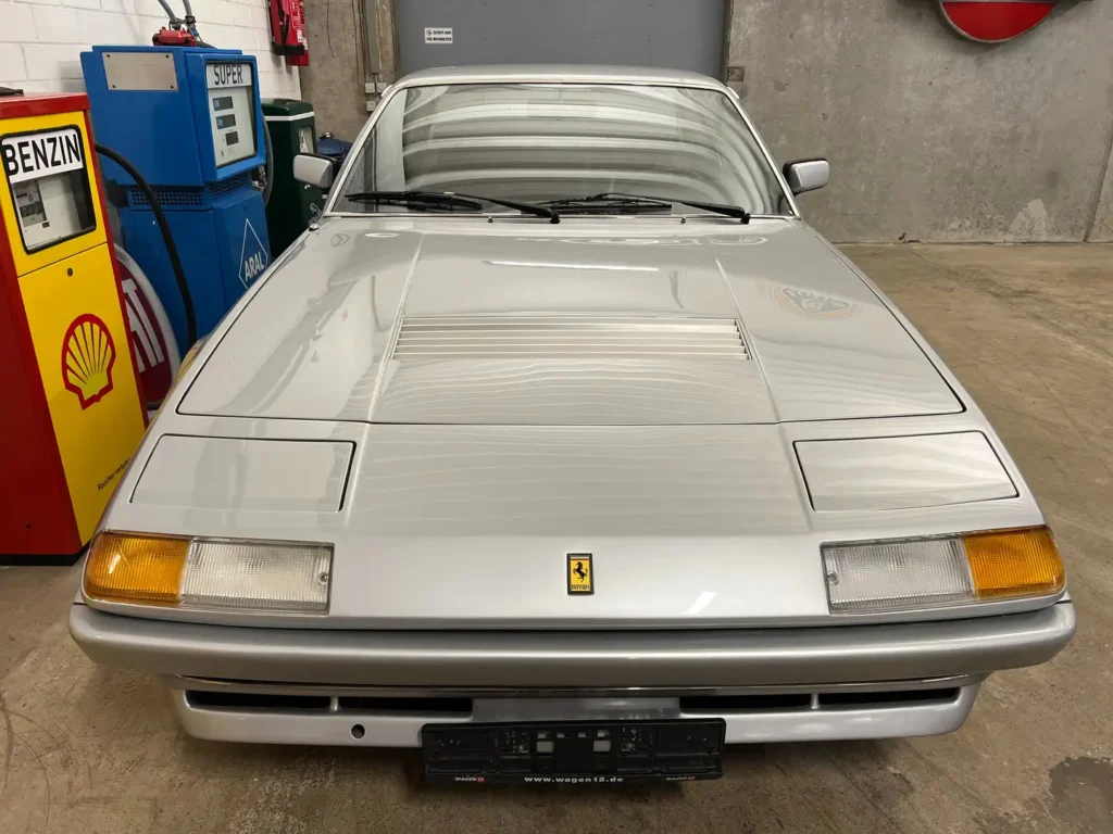 Ferrari 400 V12 silber Sicht auf Frontscheibe