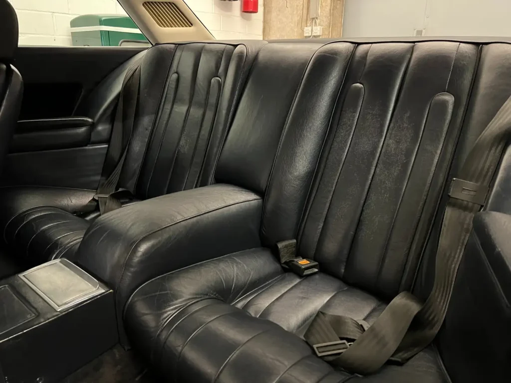 Ferrari 400 V12 silber Sicht auf Rücksitzbank