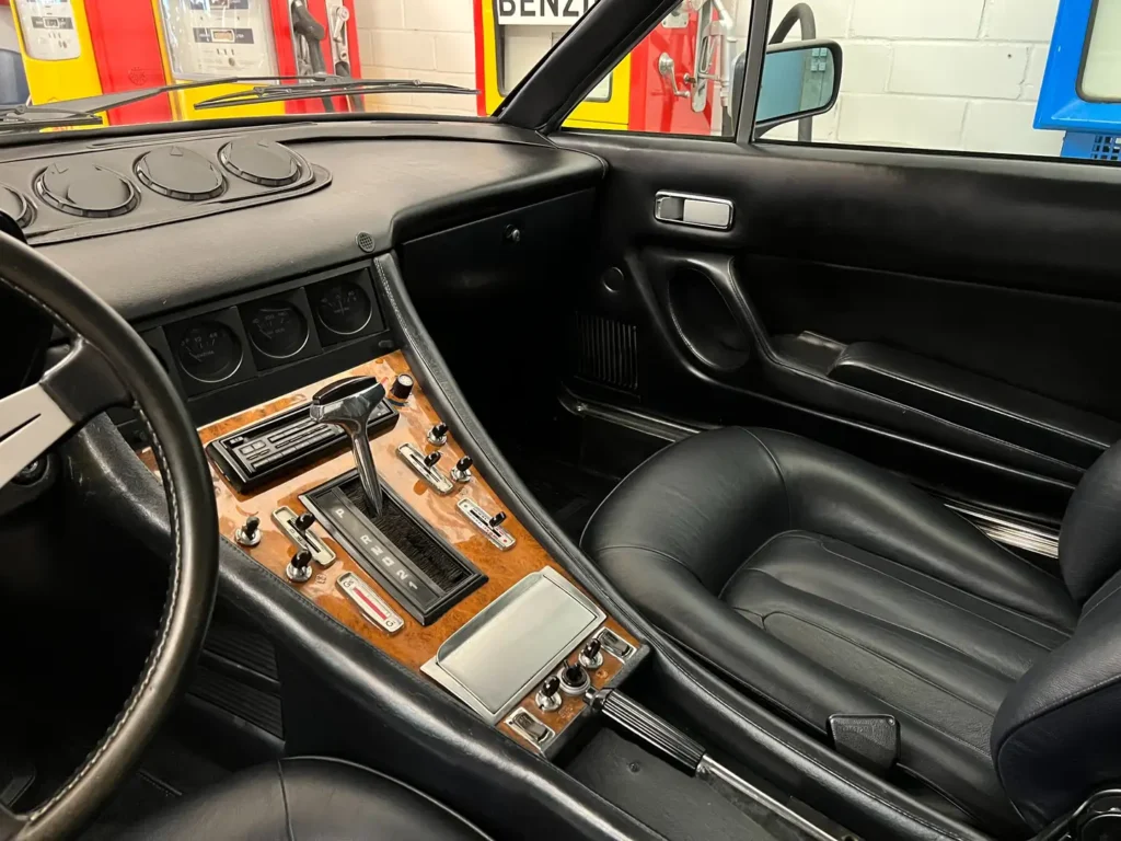 Ferrari 400 V12 silber Sicht auf Schaltkonsole Mitte.