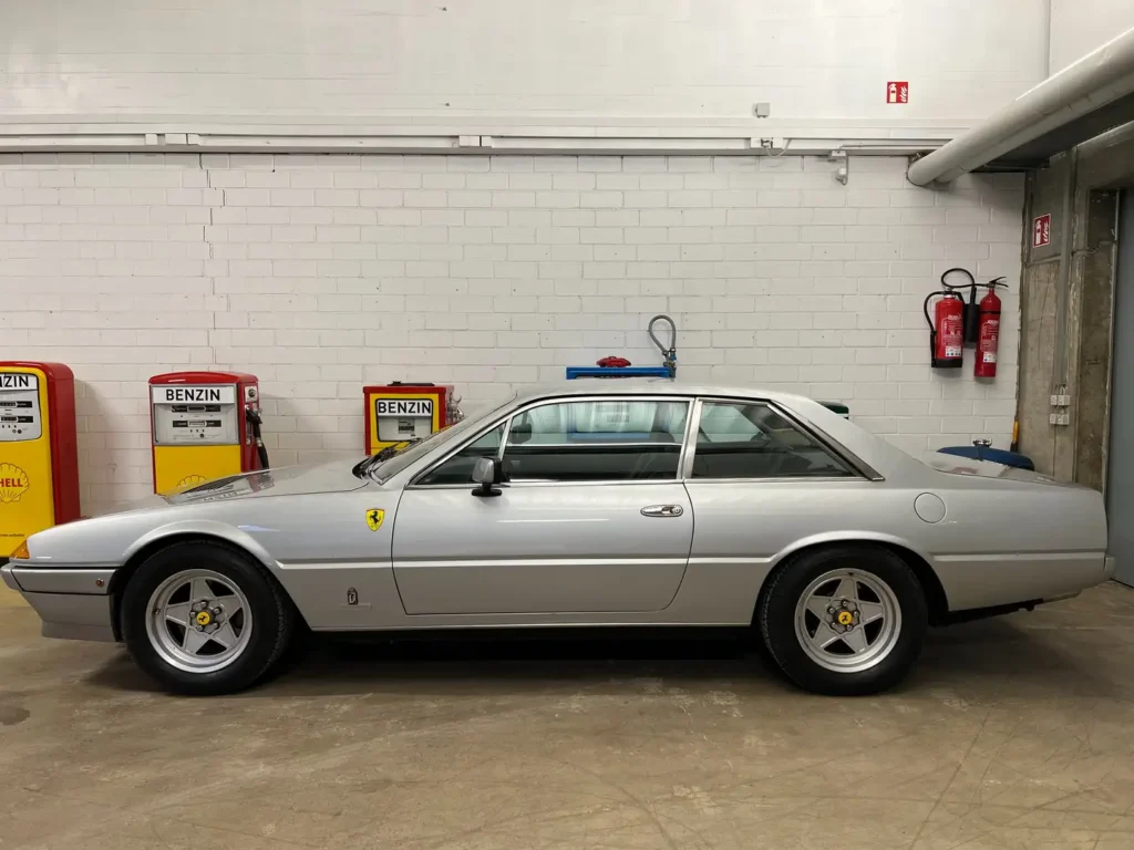 Ferrari 400 V12 silber Sicht auf Seite komplette Laenge.