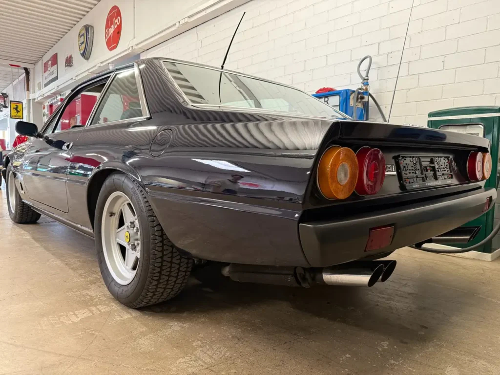 Blick auf hinteren linken Kotfluegel des Ferrari 400i in blau Handschalter V12 Oldtimers.