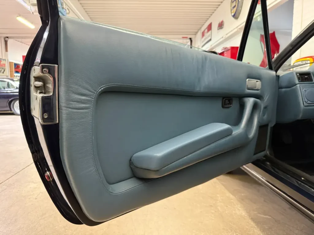 Offene Fahrertuer des Ferrari 400i in blau Handschalter V12 Oldtimers.