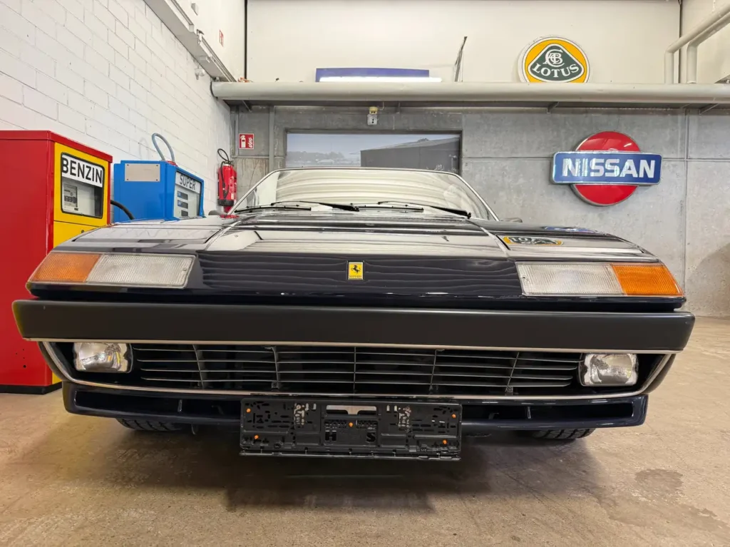 Frontansicht Stossstange des Ferrari 400i in blau Handschalter V12 Oldtimers.
