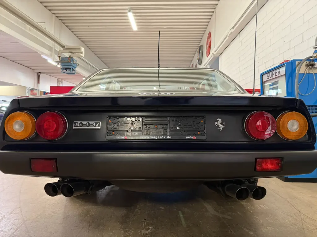 Heckbild des Ferrari 400i in blau Handschalter V12 Oldtimers.