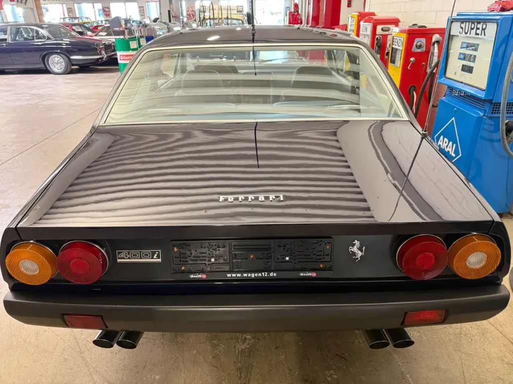Heckansicht des Ferrari 400i in blau Handschalter V12 Oldtimers.