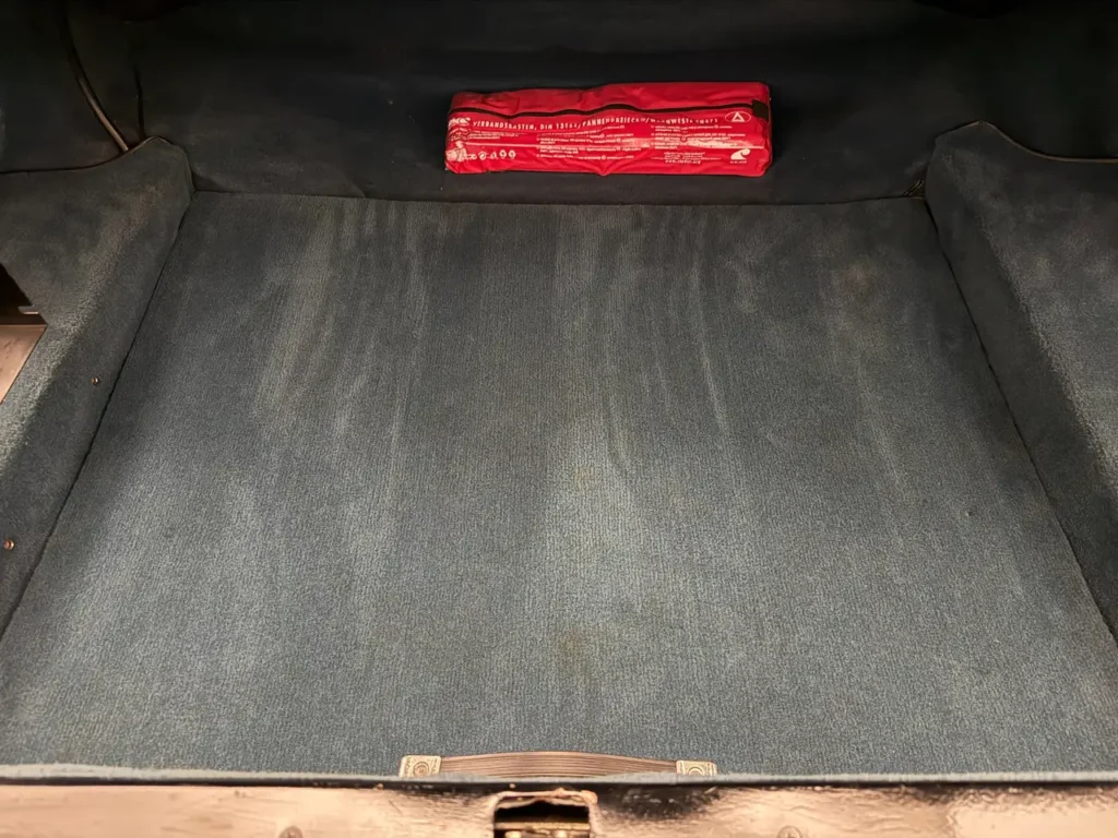Kofferraum Innenansicht des Ferrari 400i in blau Handschalter V12 Oldtimers.