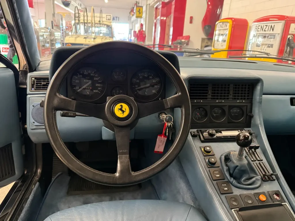 Sicht auf den Innenraum mit Lenkrad des Ferrari 400i in blau Handschalter V12 Oldtimers.