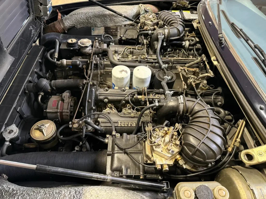 Motor V12 Ansicht des Ferrari 400i in blau Handschalter V12 Oldtimers.