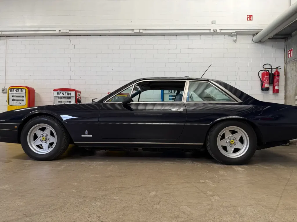 errari 400i in blau Seitenansicht Handschalter V12 Oldtimers.