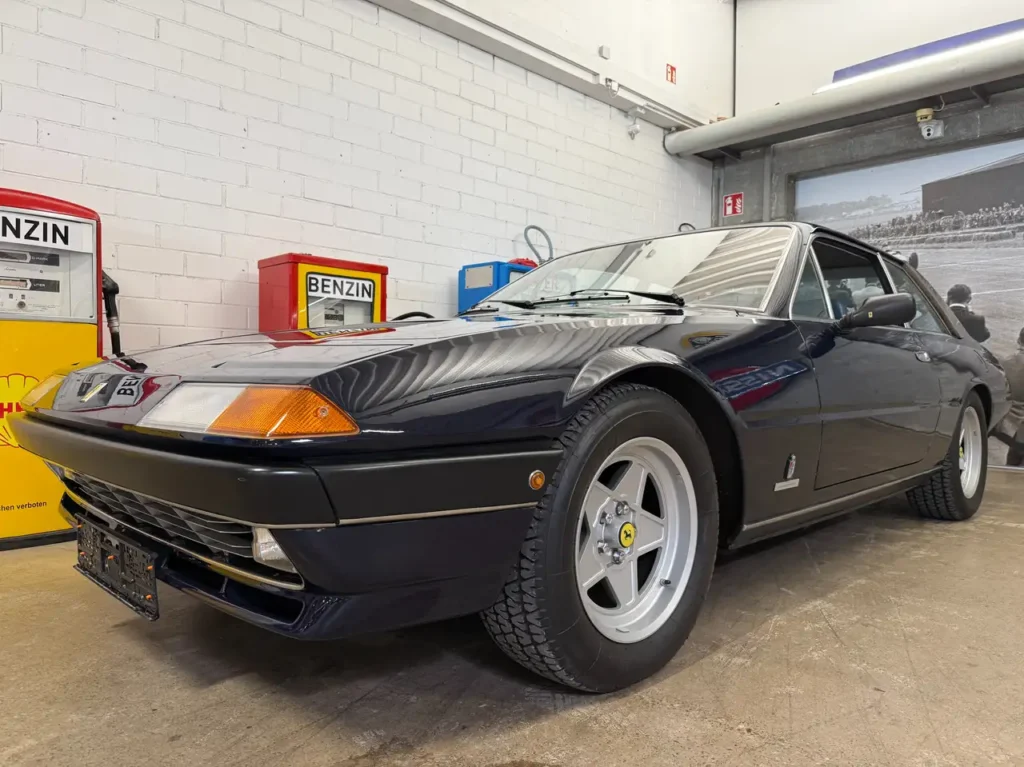 Ansicht von vorne rechts Fahrerseite des Ferrari 400i in blau Handschalter V12 Oldtimers.
