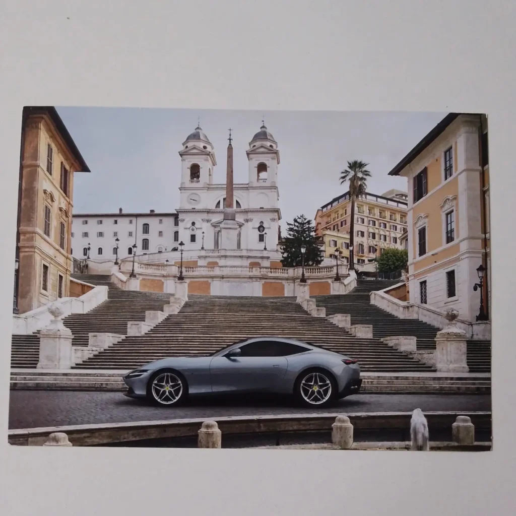 Ferrari Roma Grusskarte „Silberner Ferrari Roma parkt vor der Spanischen Treppe in Rom, hochwertige A6 Postkarte für Sammler.“