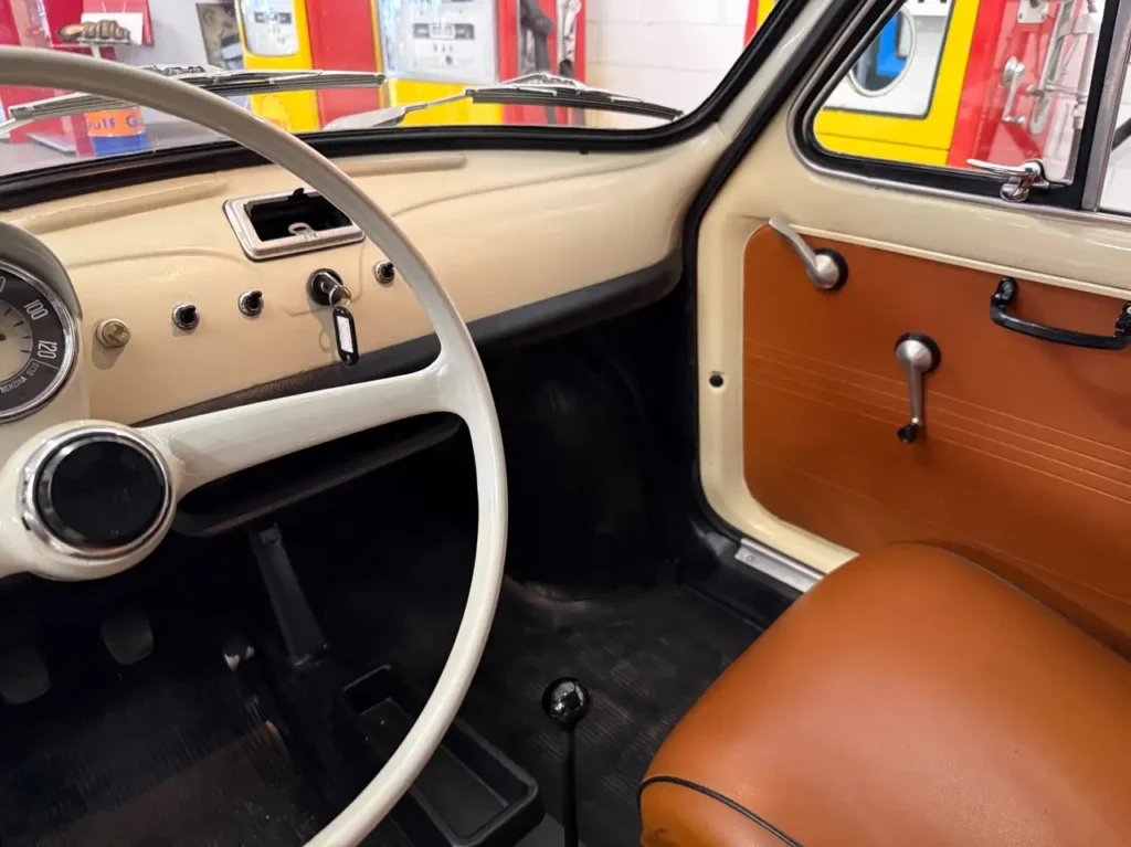 Frontsitze von innen des Fiat 500L Oldtimers