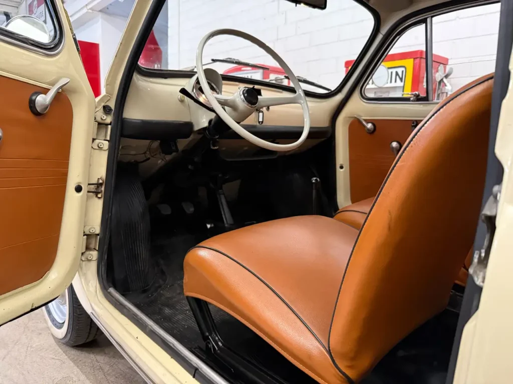 Offene Fahrertuer des Fiat 500L Oldtimers