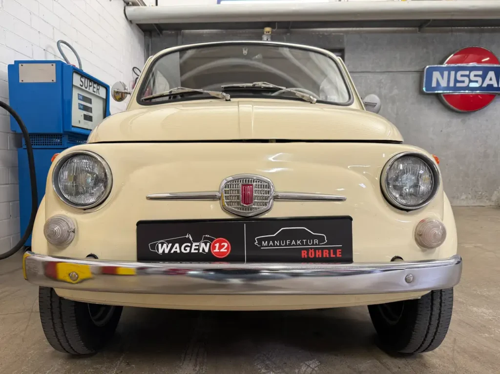 Frontansicht mit Scheinwerfern des Fiat 500L Oldtimers