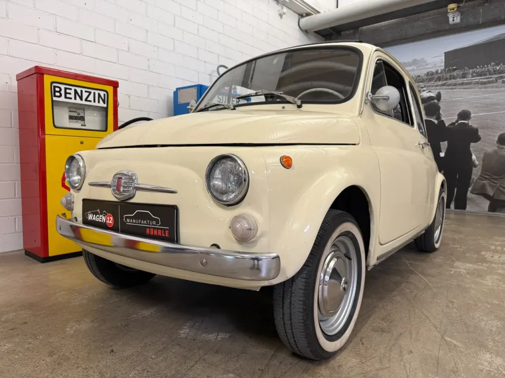 Fahrerseite von vorne schräg des Fiat 500L Oldtimers