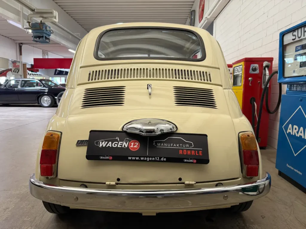 Heckansicht des Fiat 500L Oldtimers mit Stossstange