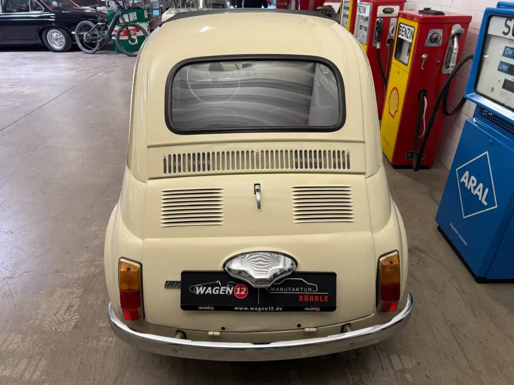 Motorhaube am Heck des Fiat 500L Oldtimers