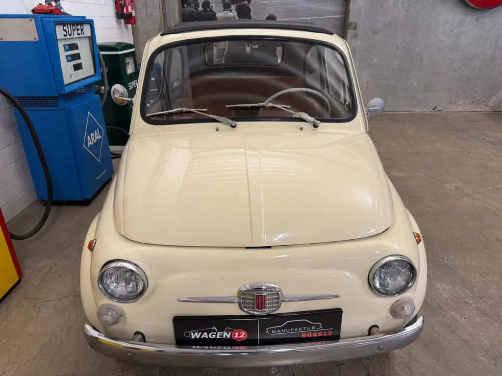 Frontansicdht des Kofferraumdeckels des Fiat 500L Oldtimers