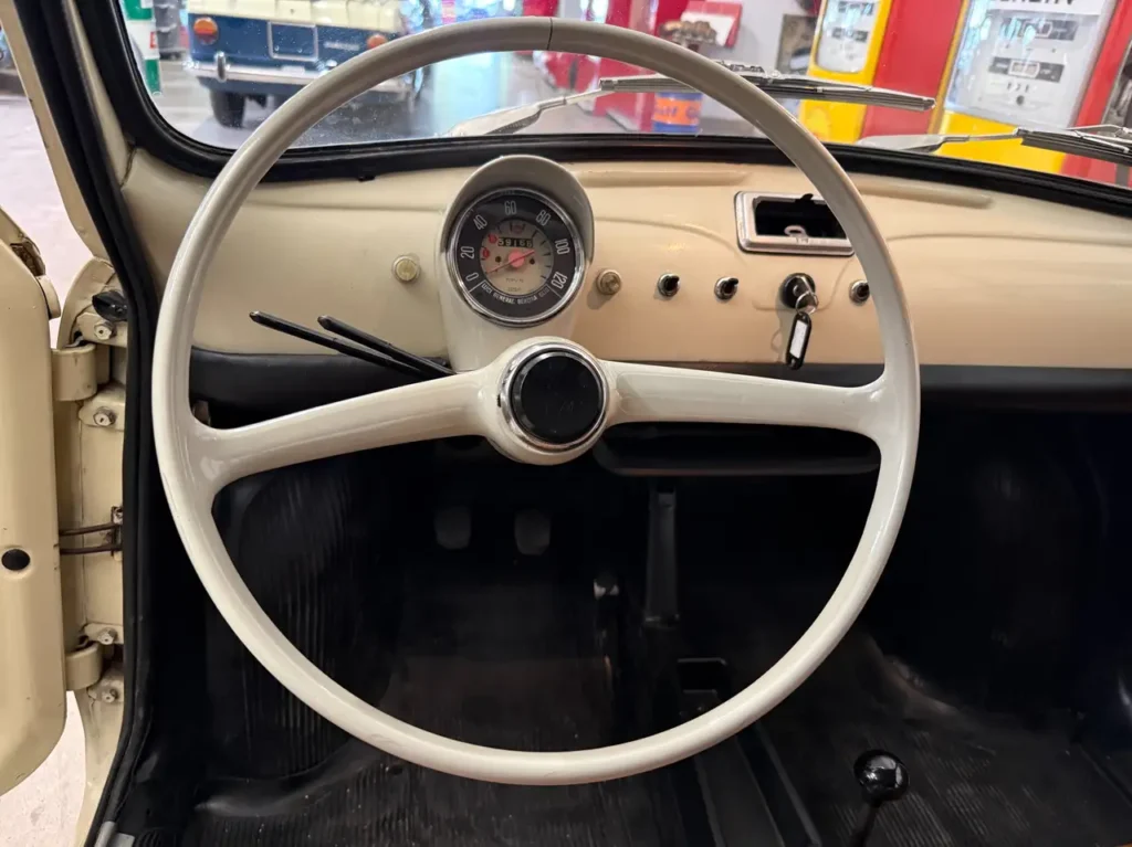 Lenkrad und Tachometer des Fiat 500L Oldtimers