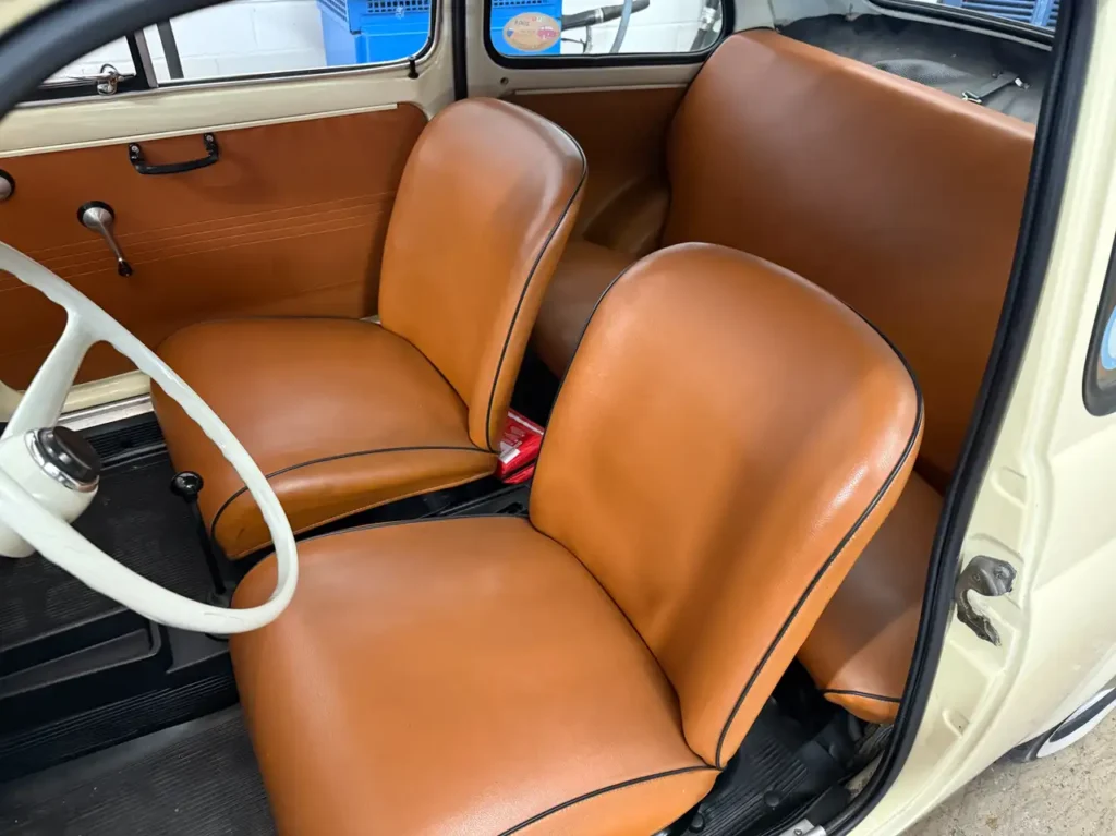 Sitze vorne des Fiat 500L Oldtimers aus braunem leder
